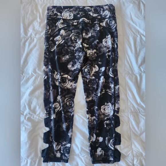 Capri Leggings - Picture 2 of 3